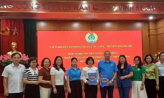 LĐLĐ quận Cầu Giấy và LĐLĐ huyện Thanh Trì tổ chức bàn giao, tiếp nhận Công đoàn cơ sở Công ty TNHH phát triển thương mại bất động sản Newstarland. Ảnh: CĐCS