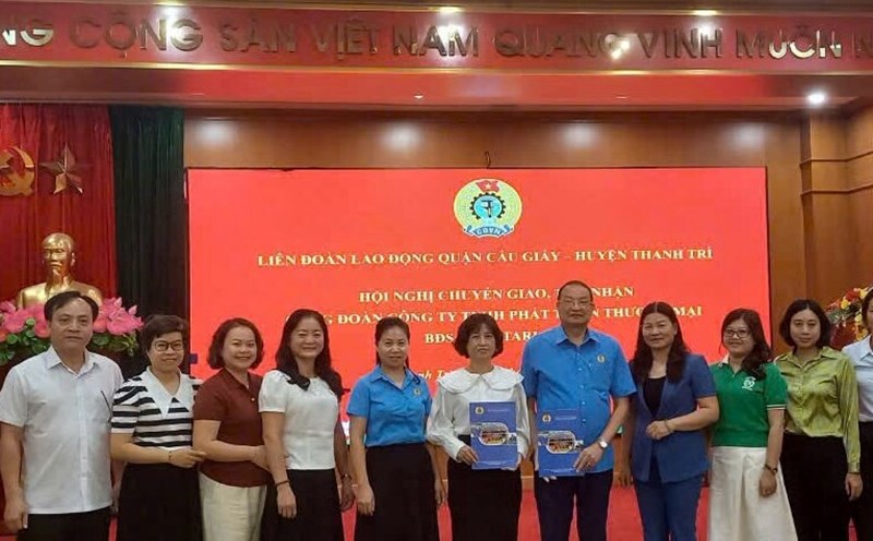 Cau Giay District Labor Federation and Thanh Tri District Labor Federation organized the handover and reception of the grassroots trade union of Newstarland Real Estate Development and Trading Company Limited. Photo: Grassroots Trade Union