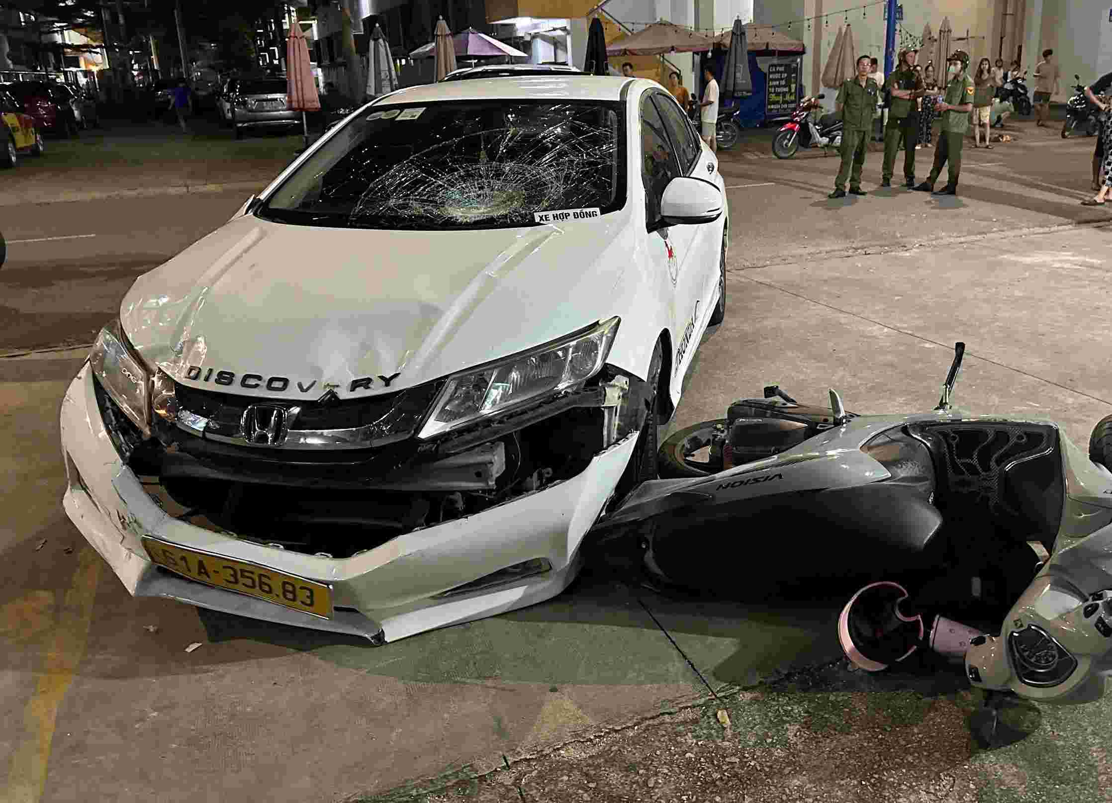 The scene of the accident where a drunk driver drove a car and crashed it on the road. Photo: Dinh Trong