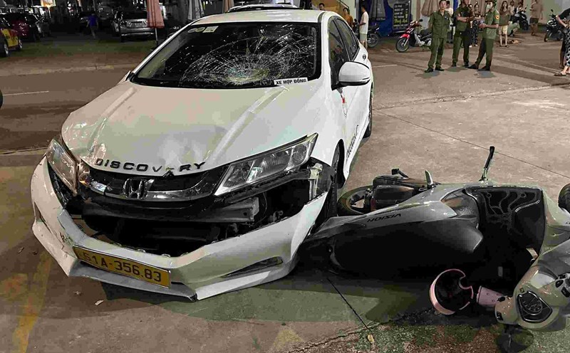The scene of the accident where a drunk driver drove a car and crashed it on the road. Photo: Dinh Trong