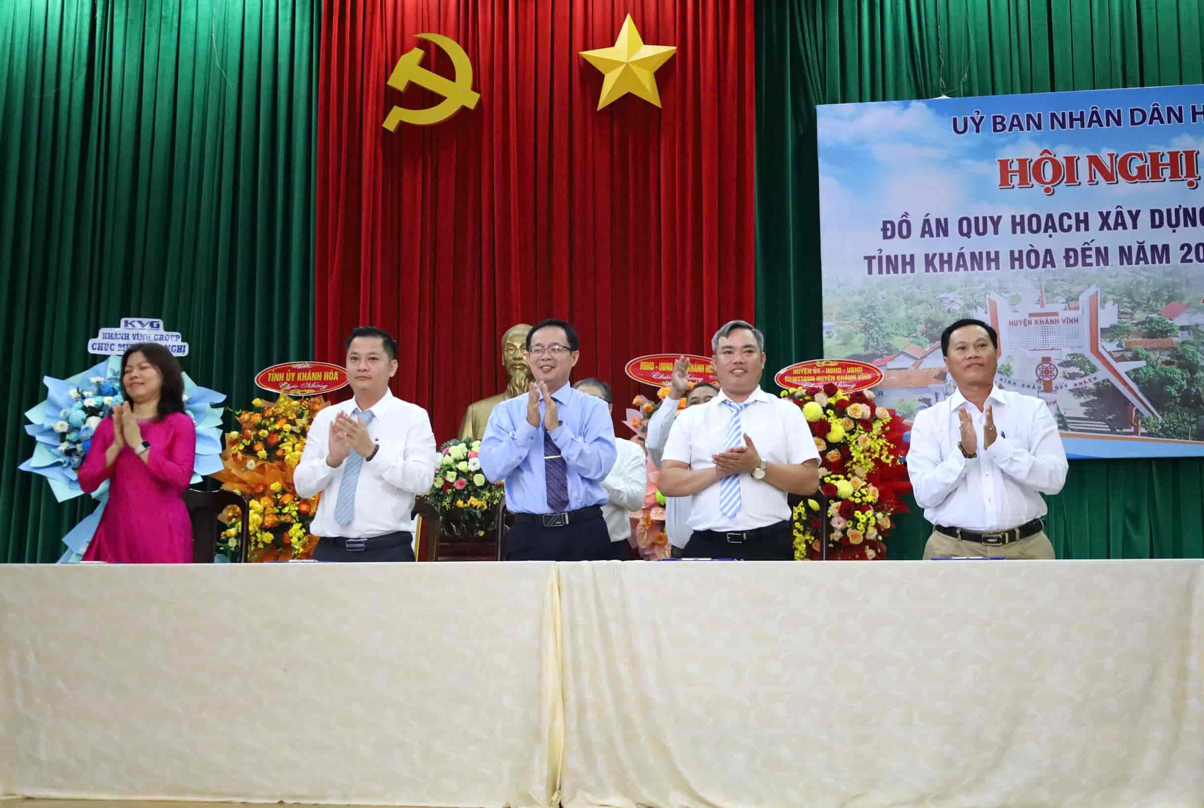 Lanh dao huyen Khanh Vinh cung ky bien ban ghi nho tien do thuc hien voi cac nha dau tu chien luoc. Anh: Huu Long 