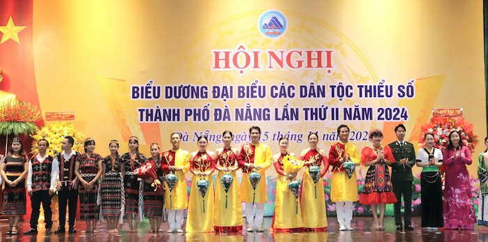 Bà Nguyễn Thị Anh Thi, Phó Chủ tịch UBND TP Đà Nẵng tặng hoa cho đội văn nghệ là người dân tộc thiểu số tại hội nghị. Ảnh: Nguyễn Linh