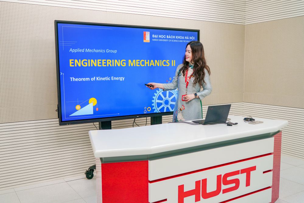 Dr. Nguyen Thi Van Huong records an electronic lecture at the Hanoi University of Science and Technology studio. Photo: Hai Nguyen