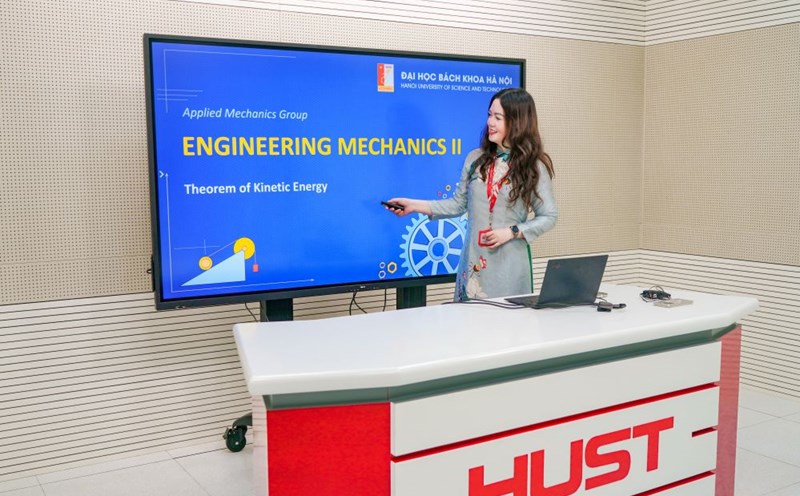 Dr. Nguyen Thi Van Huong records an electronic lecture at the Hanoi University of Science and Technology studio. Photo: Hai Nguyen