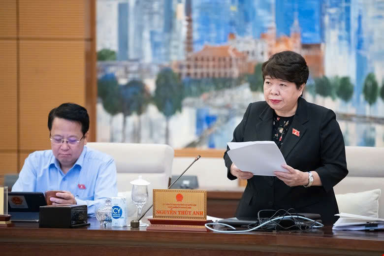 According to Chairwoman of the Social Committee Nguyen Thuy Anh, the draft law adds village health workers and village midwives to encourage and have policies for people in remote areas... Photo: Gia Bao.