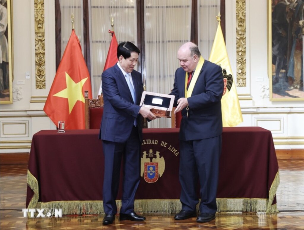 Mayor Rafael Lopez Aliaga presents the key to the city of Lima to President Luong Cuong. Photo: VNA