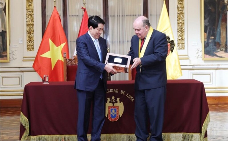 Mayor Rafael Lopez Aliaga presents the key to the city of Lima to President Luong Cuong. Photo: VNA