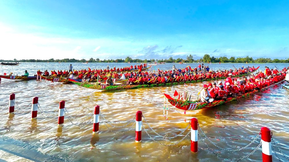 The dragon boat racing competition during the festival is highly anticipated by many people. Photo: Xuan Nhi