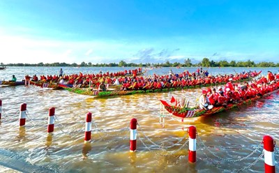 The dragon boat racing competition during the festival is highly anticipated by many people. Photo: Xuan Nhi