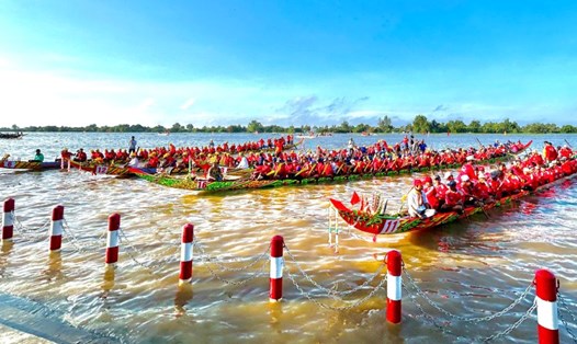 Màn đua ghe ngo tranh tài trong ngày hội được nhiều người mong đợi. Ảnh: Xuân Nhi