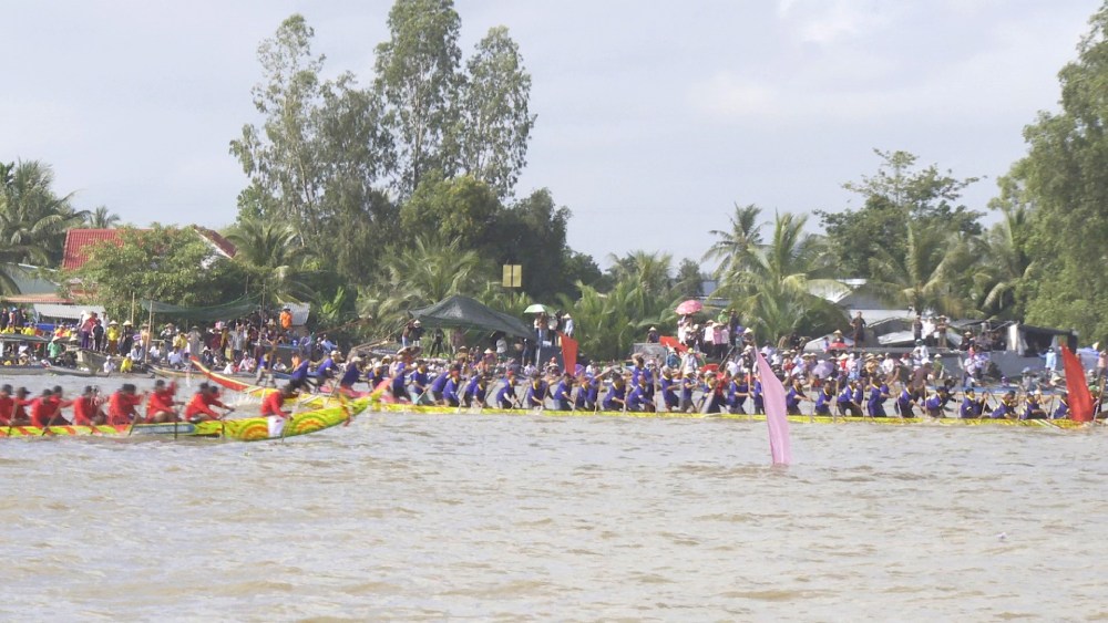 Các đội thi đua ghe ngo ngay sau lễ khai mạc. Ảnh: Xuân Nhi