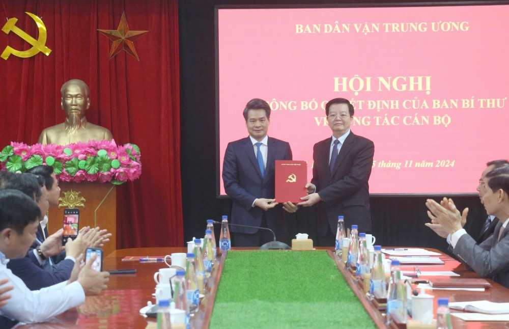 Mr. Mai Van Chinh - Member of the Party Central Committee, Head of the Central Mass Mobilization Commission - presented the appointment decision of the Secretariat to Mr. Nguyen Quang Duc. Photo: T.Vuong