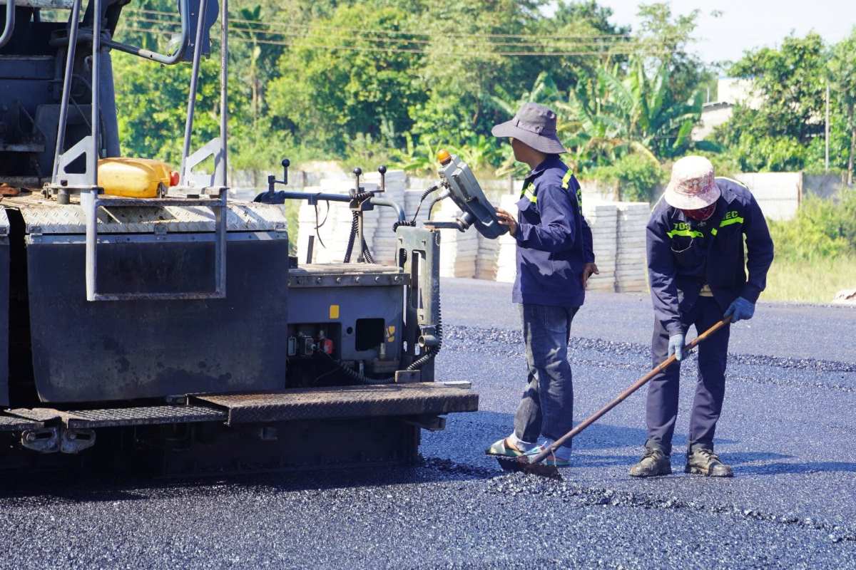 Cong nhan tham nhua tren du an thanh phan 3 cao toc Bien Hoa - Vung Tau vao chieu 14.11. Anh: Thanh An