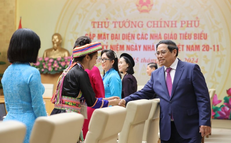 Prime Minister Pham Minh Chinh meets with representatives of outstanding teachers and education managers. Photo: VGP/Nhat Bac