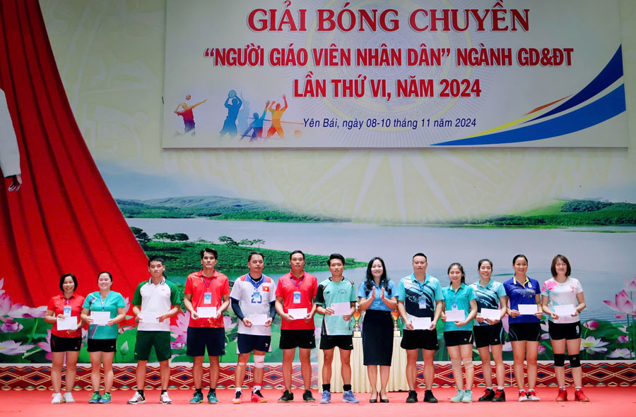 Awarding prizes to outstanding individuals. Photo: Van Thanh Chuong