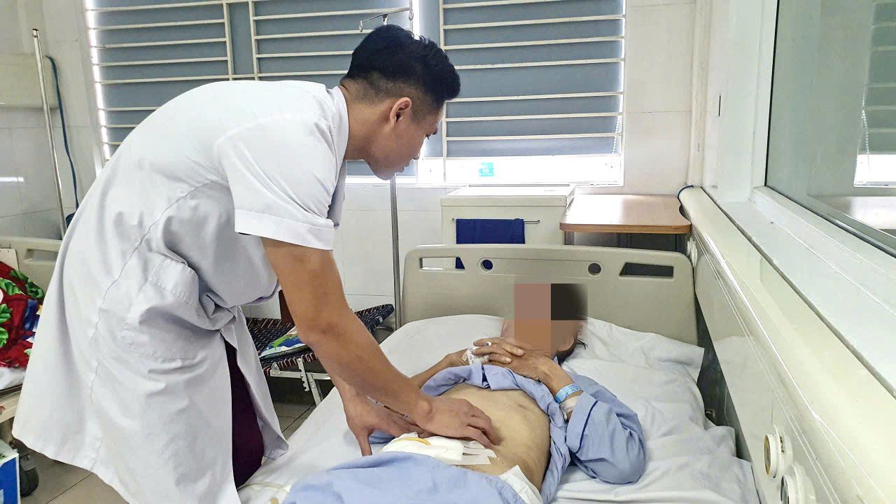 Doctor checks patient's health after inguinal hernia surgery. Photo: Thanh Dang