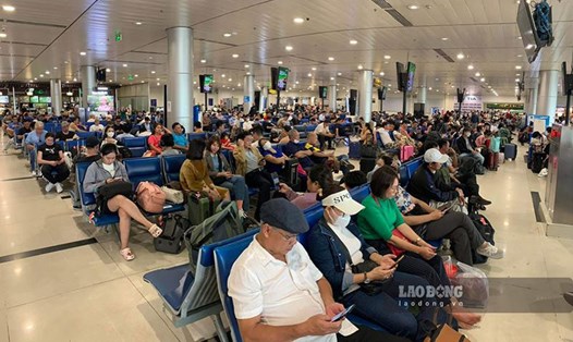 Hành khách đợi khởi hành tại sân bay Tân Sơn Nhất trong kỳ nghỉ Tết Dương lịch 2024. Kỳ nghỉ Tết Nguyên đán 2025 kéo dài 9 ngày, nhiều người lo ngại giá vé máy bay tăng mạnh, khó mua. Ảnh: Đức Anh