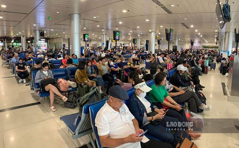 Passengers wait to depart at Tan Son Nhat airport during the 2024 New Year holiday. The 2025 Lunar New Year holiday lasts 9 days, many people are worried about the sharp increase in airfares, making it difficult to buy. Photo: Duc Anh