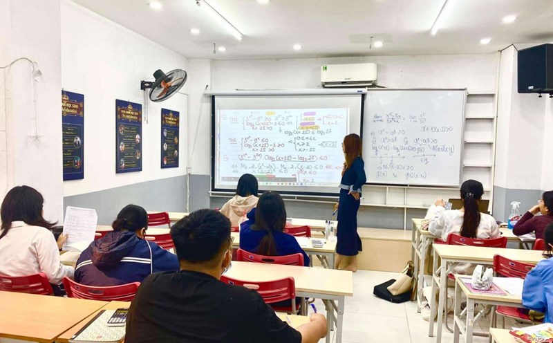 Tools such as projectors and tablets are used to make teachers' work easier and more effective in education. Photo: Provided by the character