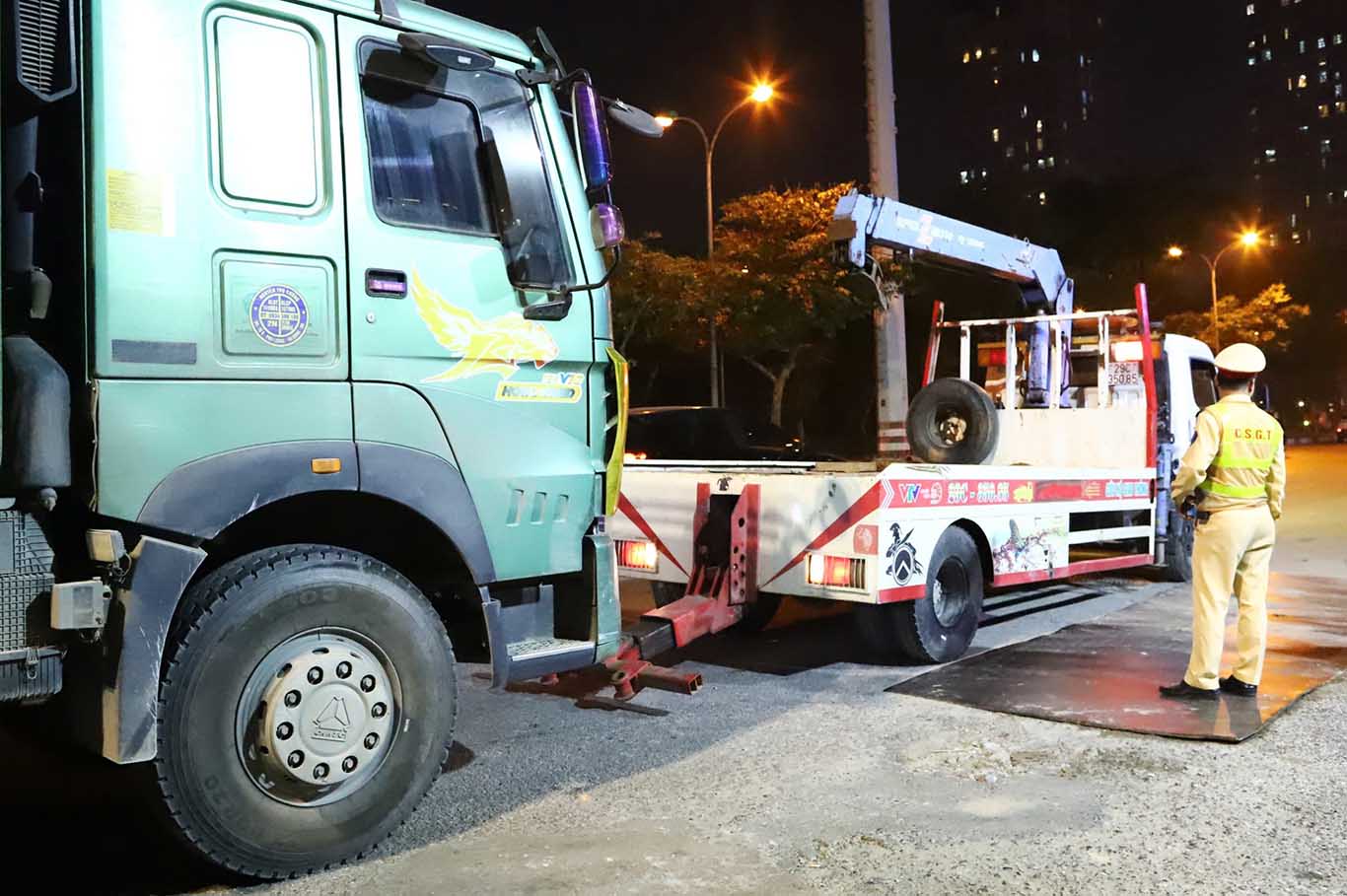 Truck driver was slow, traffic police asked for a crane to get the truck out of the way