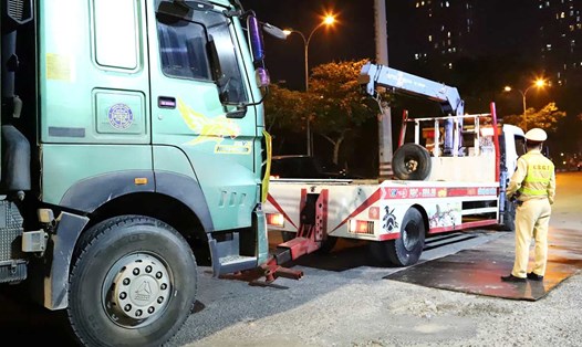 Tài xế xe tải chây ỳ, CSGT yêu cầu cẩu xe mới chịu làm việc