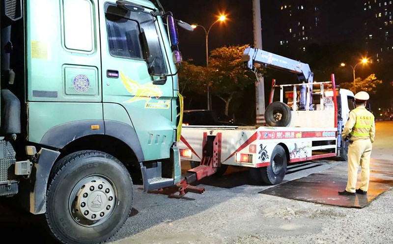 Truck driver was slow, traffic police asked for a crane to get the truck out of the way