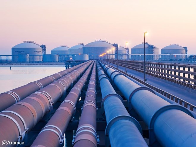 Oil prices fall due to concerns about oversupply. Photo: Xinhua.