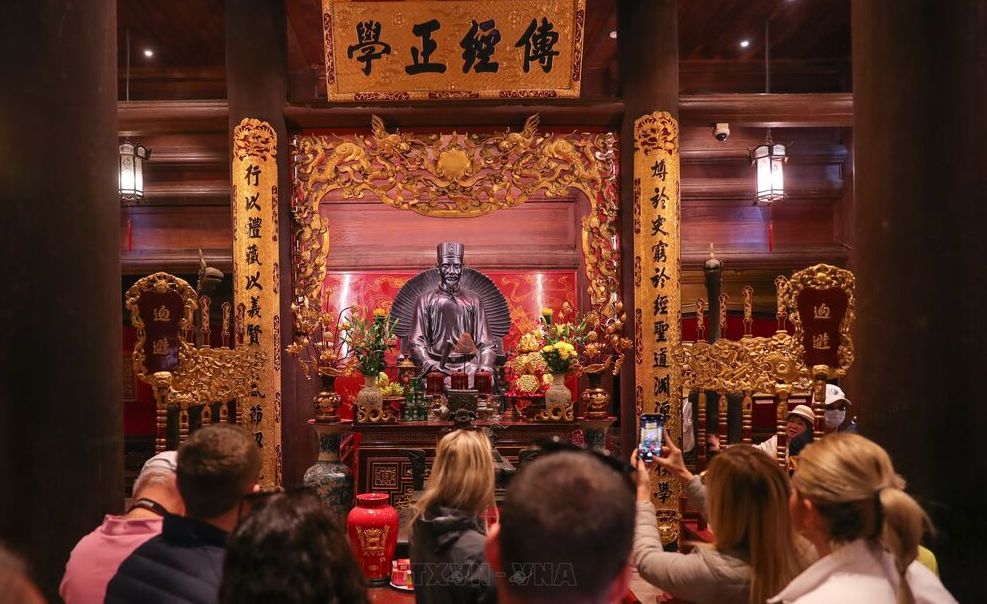 Tourists at the Back Hall of the Thai Hoc area, where the statue of Chu Van An, Vice Rector of the National University, is located. Photo: VNA