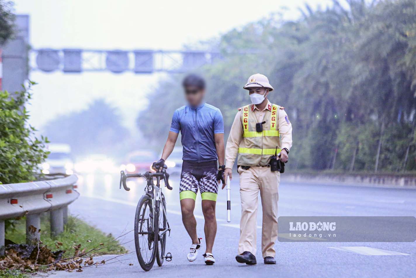 Anh N.T.H (SN 1986, tru tai phuong Tu Lien, quan Tay Ho, Ha Noi) bi to cong tac dung kiem tra khi di xe dap vao Dai lo Vo Nguyen Giap (lan chi danh rieng cho oto).