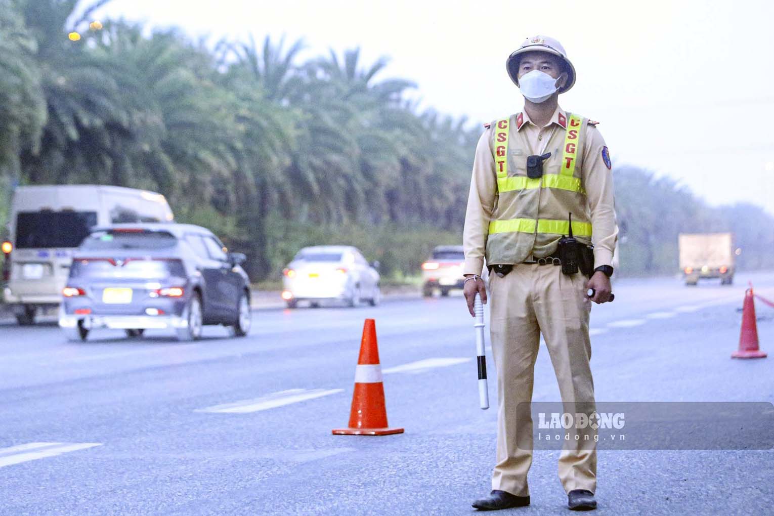 Ngay 15.11, to cong tac Doi Canh sat giao thong so 15, Phong Canh sat giao thong (Cong an TP Ha Noi) to chuc ung truc tren tuyen duong Vo Nguyen Giap de kip thoi phat hien, xu ly nguoi di xe dap vao cao toc.