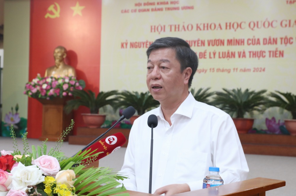 Associate Professor, Dr. Vu Trong Lam - Director, Editor-in-Chief of the National Political Publishing House Truth - spoke about personnel work, an important driving force for national development in the new era. Photo: T.Vuong