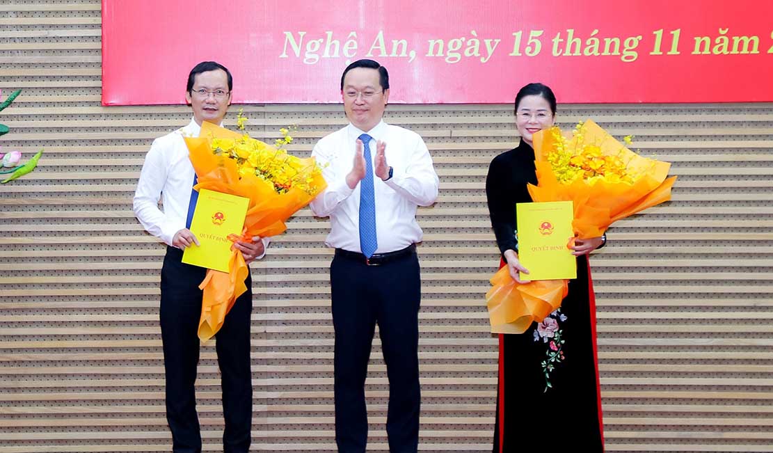 Mr. Nguyen Duc Trung - Secretary of the Provincial Party Committee, Chairman of the People's Committee of Nghe An province presented the appointment decision and presented flowers to congratulate two officials Le Thi Hoai Chung and Nguyen Manh Cuong. Photo: Pham Bang