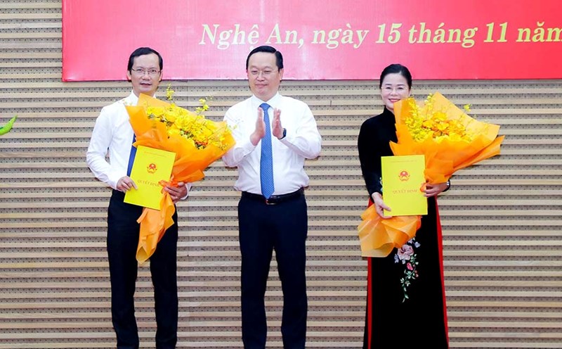 Mr. Nguyen Duc Trung - Secretary of the Provincial Party Committee, Chairman of the People's Committee of Nghe An province presented the appointment decision and presented flowers to congratulate two officials Le Thi Hoai Chung and Nguyen Manh Cuong. Photo: Pham Bang