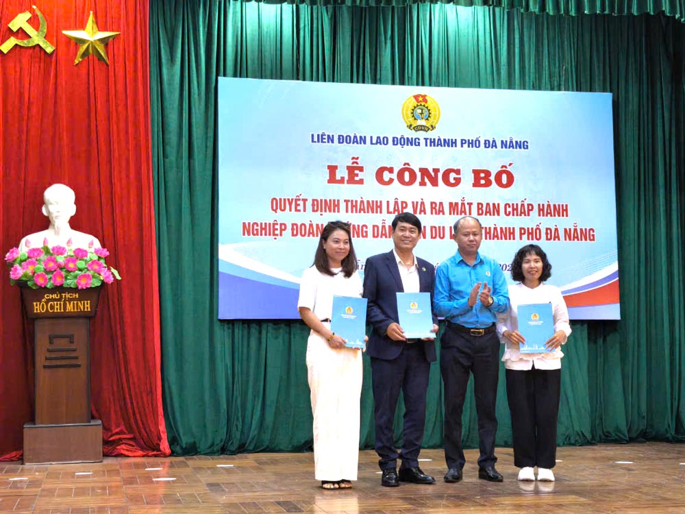 Da Nang City Labor Federation launched the Tour Guide Grassroots Union. Photo: Tuong Minh