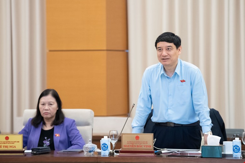 Chairman of the Committee for Culture and Education Nguyen Dac Vinh suggested considering the regulation of collecting health insurance from students through schools. Photo. Quochoi.vn