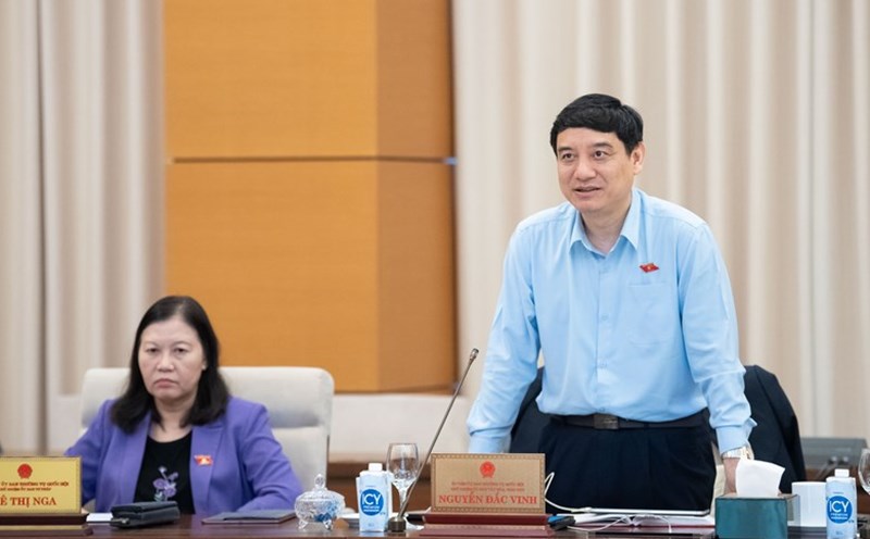 Chairman of the Committee for Culture and Education Nguyen Dac Vinh suggested considering the regulation of collecting health insurance from students through schools. Photo. Quochoi.vn