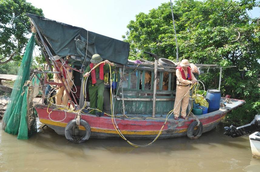 Công an tỉnh Hải Dương xử lý một thuyền đánh cá dùng kích điện bắt cá trên sông Thái Bình. Ảnh: Công an tỉnh Hải Dương