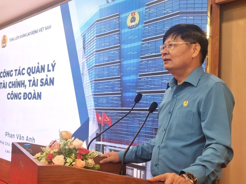 Vice President of the Vietnam General Confederation of Labor Phan Van Anh delivered the opening speech at the conference. Photo: Nam Duong