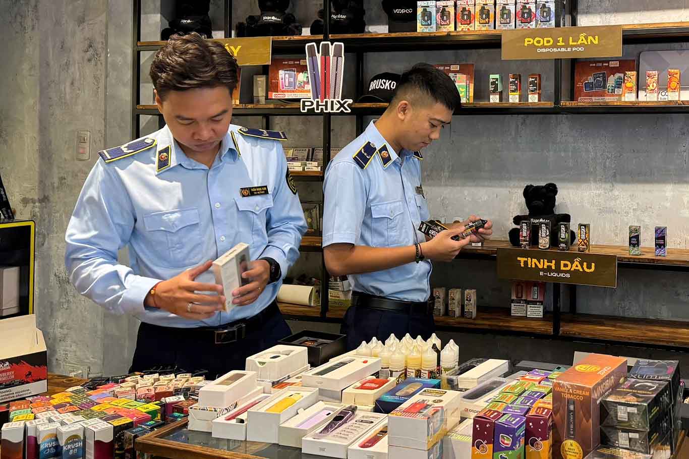 A large quantity of electronic cigarettes and heated cigarettes with signs of smuggling was discovered. Photo: Hanoi Market Management Department