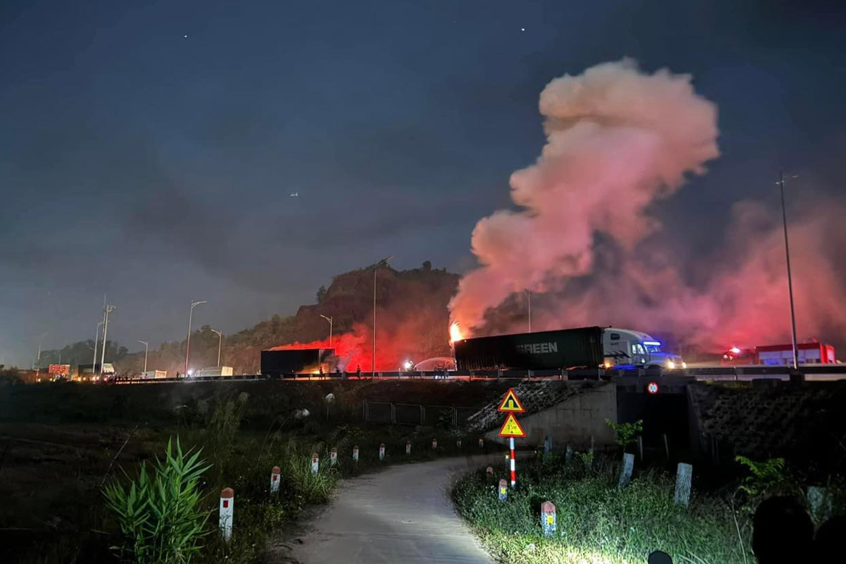 The collision occurred at 11pm on November 14 on the Van Don - Mong Cai highway. Photo: Provided by local residents