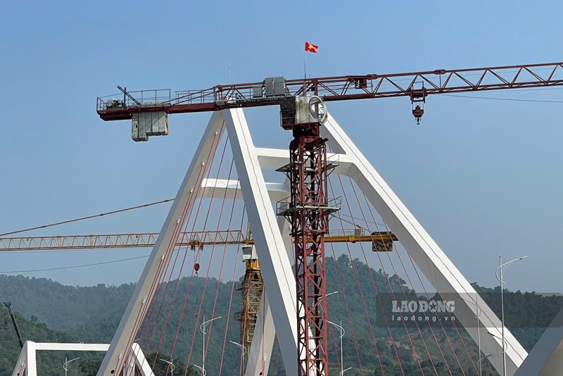 Theo lanh dao Ban Quan ly du an dau tu xay dung cong trinh giao thong Lao Cai, qua trinh trien khai, do anh huong cua bao lu va vuong mot chut phan giai phong mat bang nen viec thi cong bi cham lai. Nhung ve co ban, cau cung da lam xong gan het.