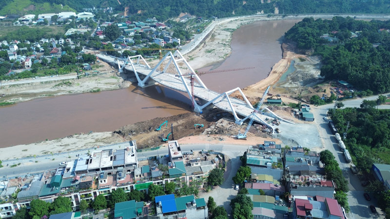 Cau Phu Thinh duoc xay dung se ket noi phuong Bac Cuong voi xa Van Hoa, TP Lao Cai duoc khoi cong voi tong muc dau tu 450 ti dong. 