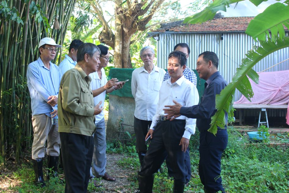 Cac chuyen gia tim hieu thuc te tai khu vuc di tich Bao Tien. Anh: Luc Tung