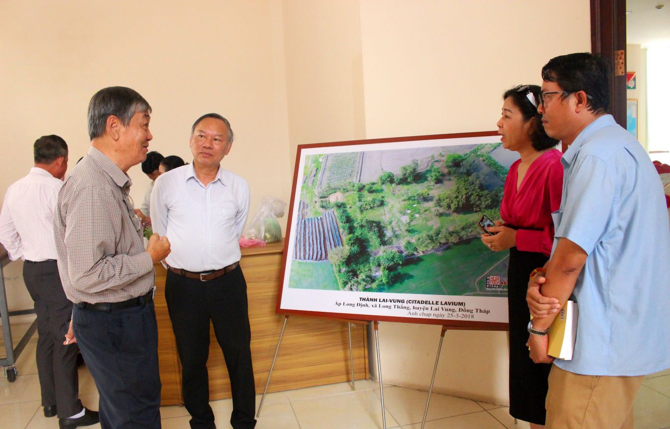 GS.TS Nguyen Quang Ngoc - Pho Chu tich Hoi Khoa hoc lich su Viet Nam (thu 2 trai sang) trao doi voi dai bieu trong gio giai lao. Anh: Luc Tung 