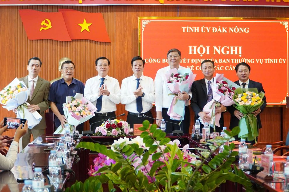Mr. Le Van Chien (3rd from right) was transferred and appointed as Head of the Dak Nong Provincial Party Committee's Mass Mobilization Committee. Photo: Hoang Hoai
