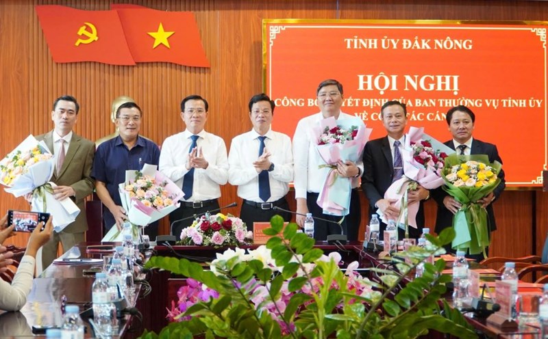Mr. Le Van Chien (3rd from right) was transferred and appointed as Head of the Dak Nong Provincial Party Committee's Mass Mobilization Committee. Photo: Hoang Hoai