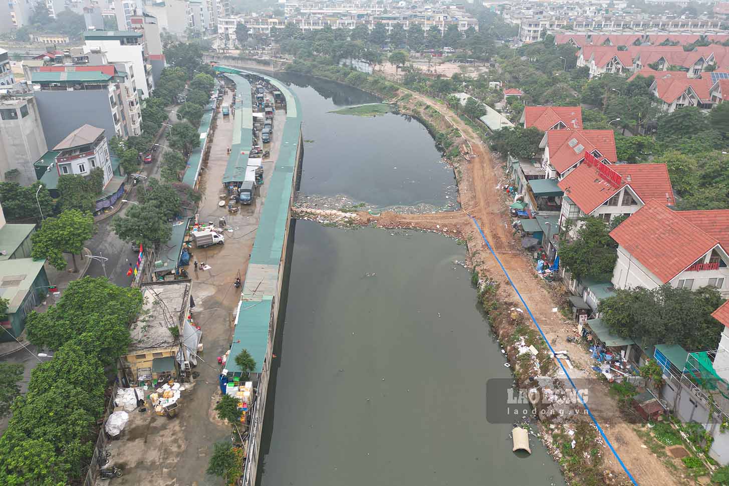 Ngay 15.11, theo ghi nhan cua Lao Dong, khu cho nam tren dia ban phuong La Khe (quan Ha Dong, Ha Noi), kinh doanh chu yeu cac loai thuy, hai san.