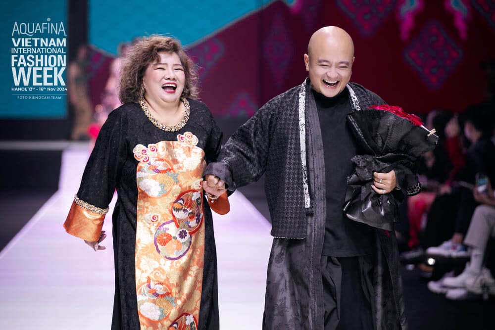 Designer Cao Minh Tien and People's Artist Thanh Hoa in the show introducing the collection "Dung Dinh". Photo: Kien Can