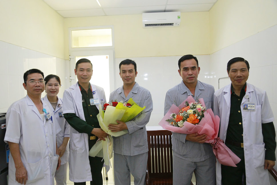 Military Hospital 13 congratulates the two pilots on their discharge. Photo: Hong An