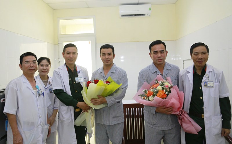 Military Hospital 13 congratulates the two pilots on their discharge. Photo: Hong An